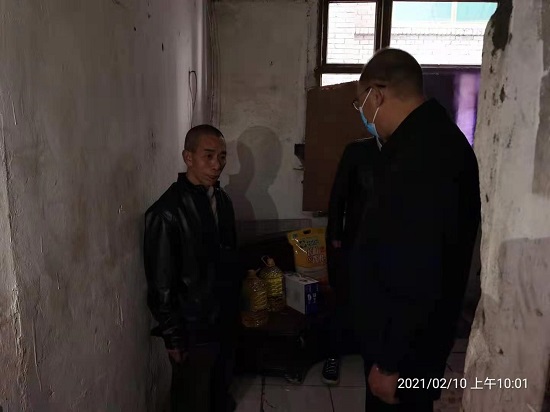 集團(tuán)公司慰問“雙包雙?！鄙鐓^(qū)困難群眾