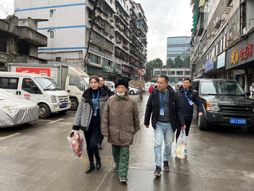 節(jié)前慰問送溫暖，情系下渡口社區(qū)困難群眾